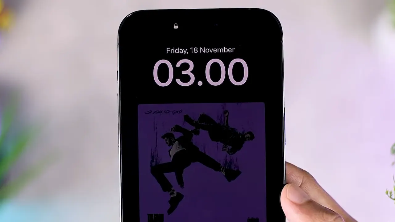 Apple iPhone Pro 14 Always On Display with dimmed wallpaper display