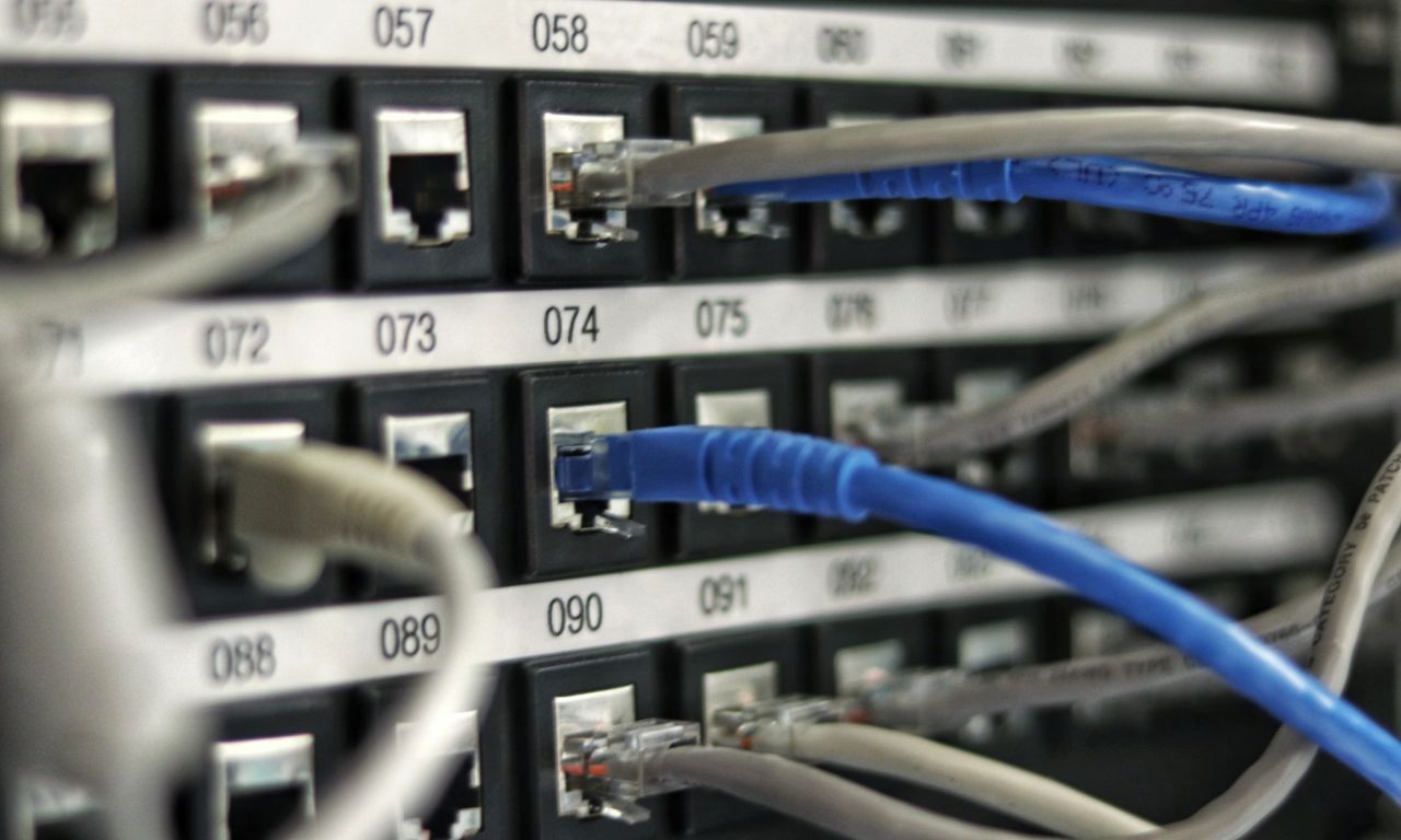 Intelligent Power Management System for Data Centers