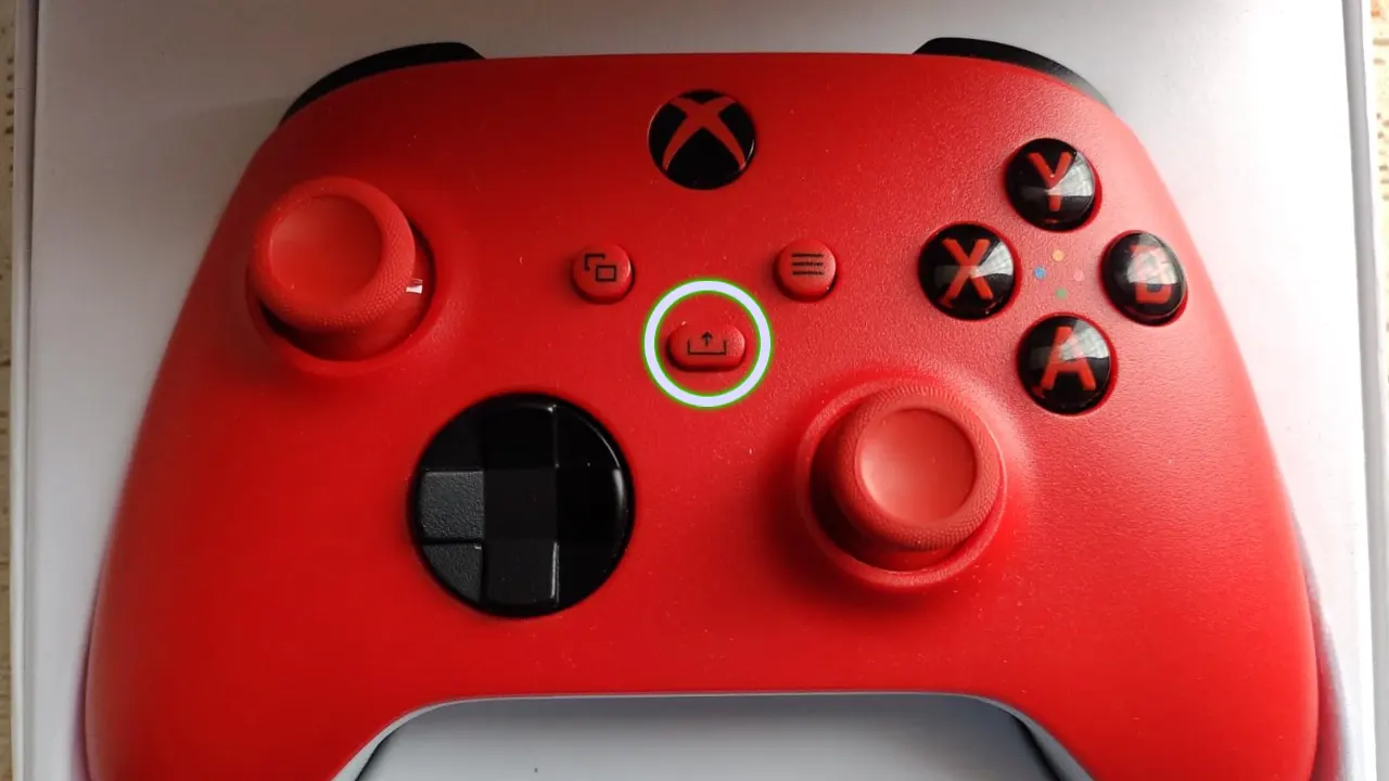 Xbox Series X share button on controller to capture screenshot or record video