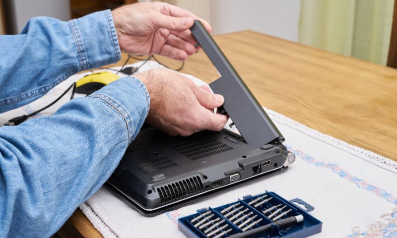 Attaching the laptop battery