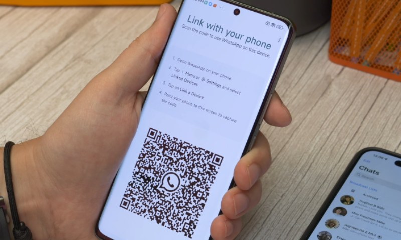 WhatsApp QR Code Screen to Link Devices